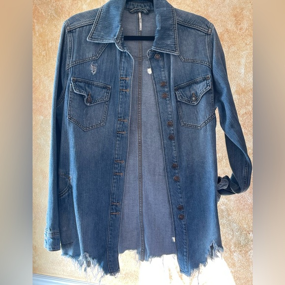 FREE PEOPLE MOONCHILD DISTRESSED DENIM SHIRT JACKET - Picture 2 of 8